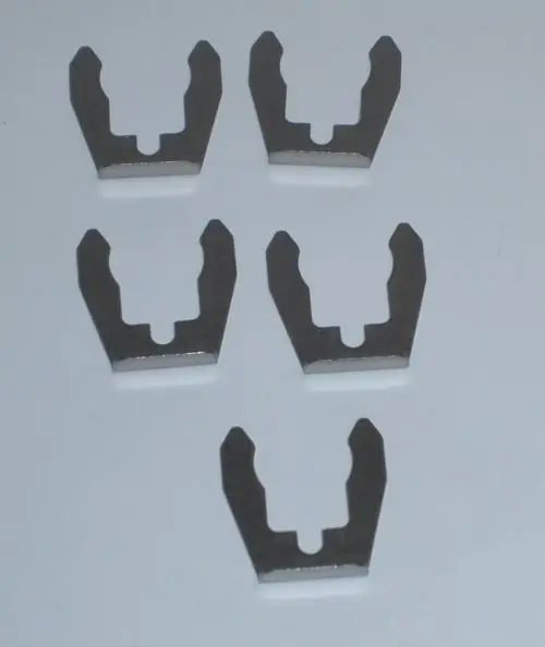Fünf Montage-Clips aus Metall, die für die Installation eines Daikin Gasrohres oder Gasventils verwendet werden können, liegen auf einer weißen Oberfläche.